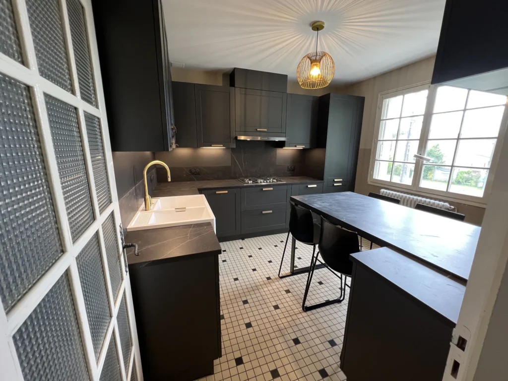 Cuisine anthracite avec plan de travail céramique effet marbre en Dordogne, secteur Bergerac, vue 1