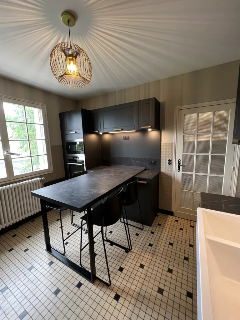 Cuisine anthracite avec plan de travail céramique effet marbre à Bergerac et alentours, Dordogne, vue 3