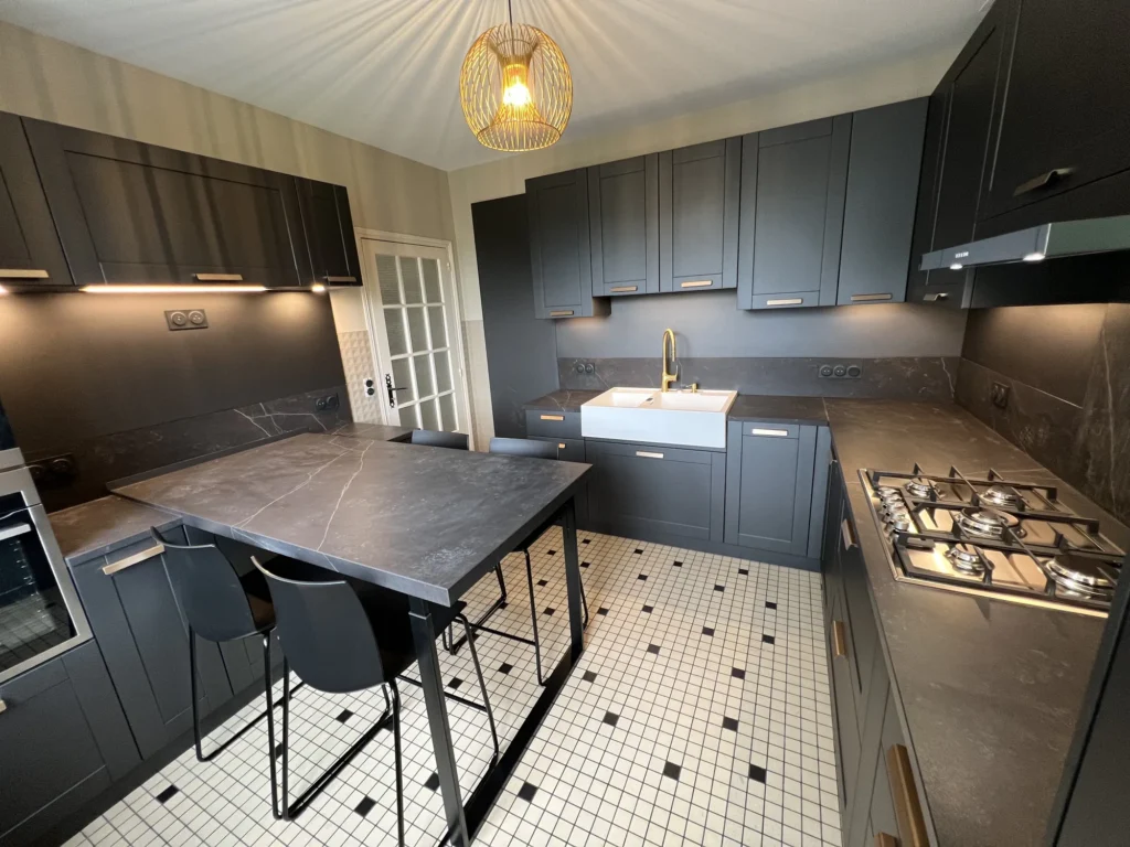Cuisine anthracite avec plan de travail céramique effet marbre à Bergerac (Dordogne), vue 4