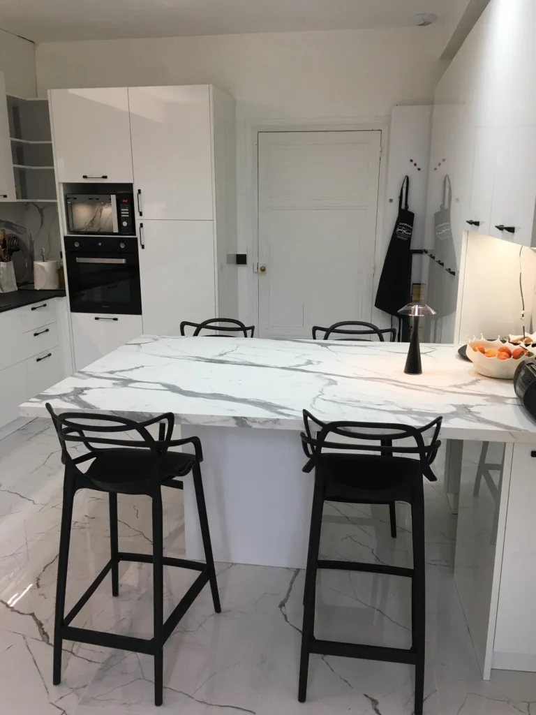Cuisine blanche brillante avec crédence effet marbre et îlot central à Bergerac et alentours, Dordogne, vue 3